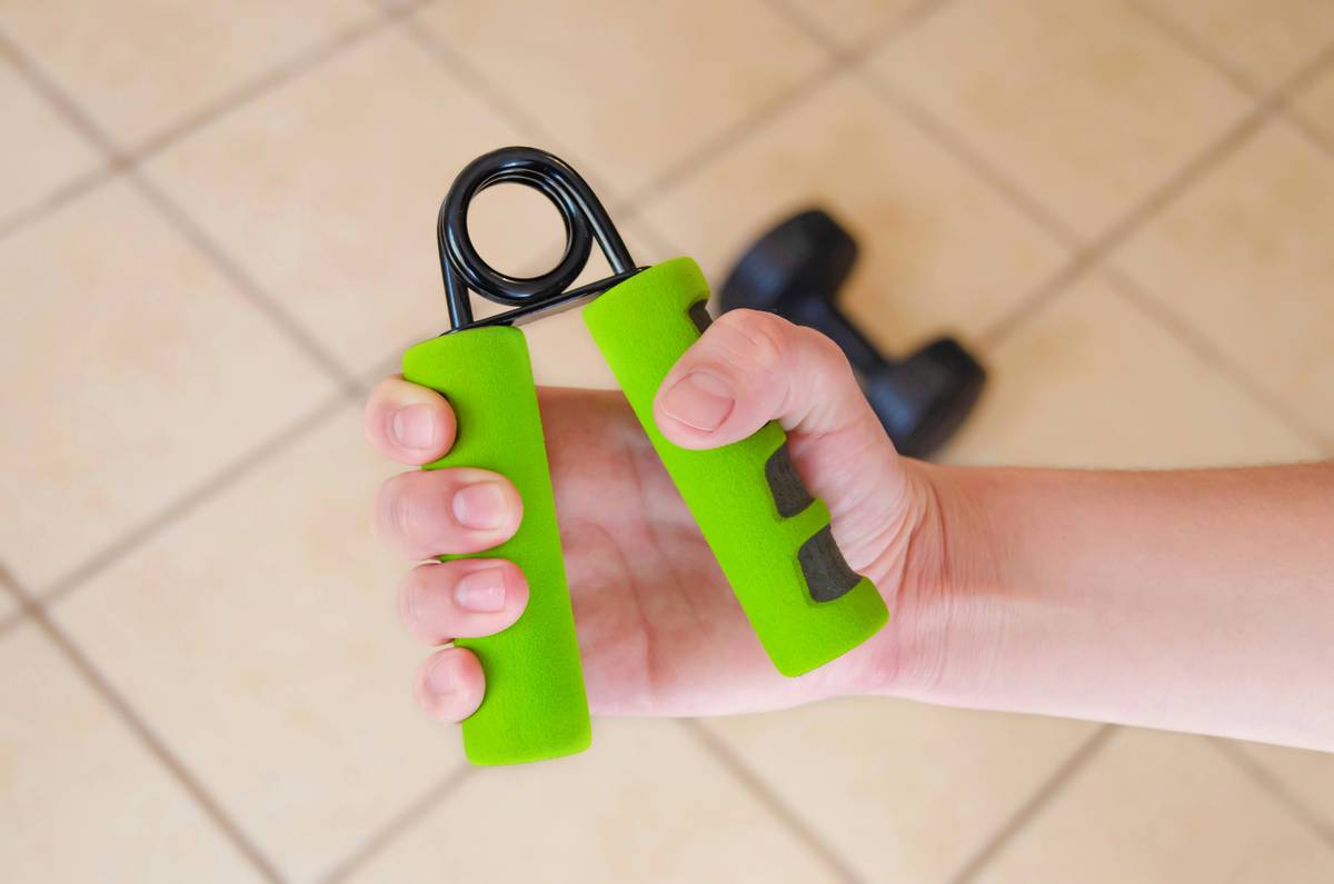 Bar chart comparing clinical effectiveness of common recovery tools: foam rollers, massage guns, resistance bands, kinesiology tape, cold therapy, heat pads, and TENS units based on 2023 meta-analysis data